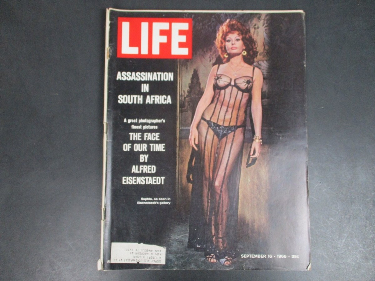 LIFE Magazine September 16, 1966 Sophia Loren ASSASSINATION IN 