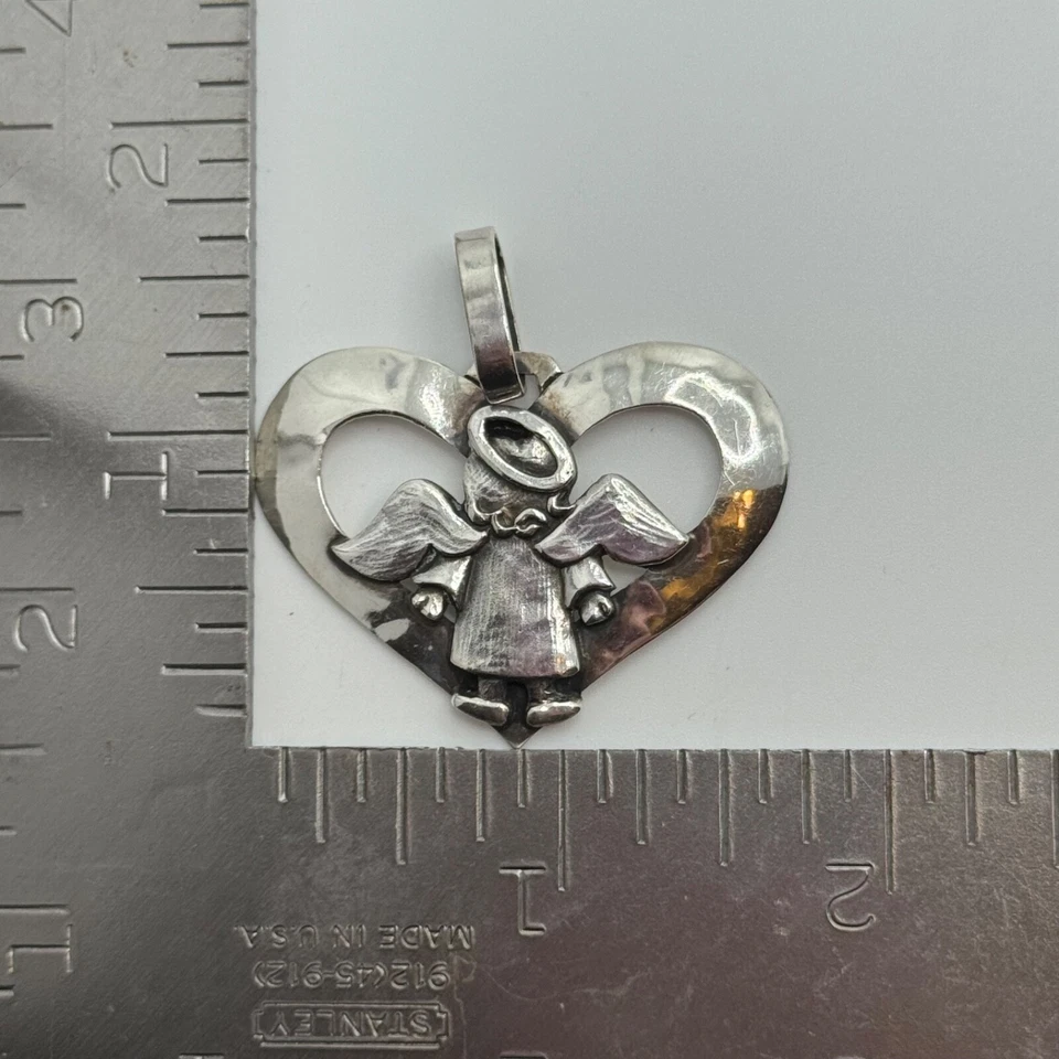 Colgante Jeep Collins de plata de ley con forma de corazón de ángel Foto 2 de 4