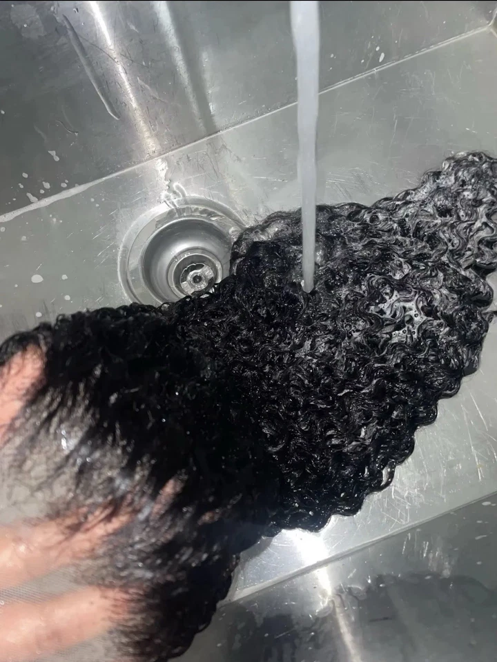 Peluca rizada frontal de encaje 36 pulgadas 13x4 100 % cabello humano brasileño Foto 4 de 4