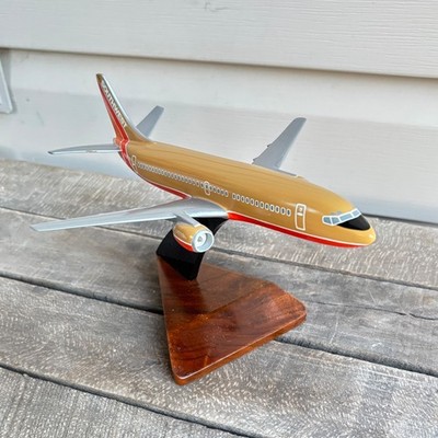 Wesco 1998 10  Desert Gold Scale Model Southwest Airlines Boeing 737