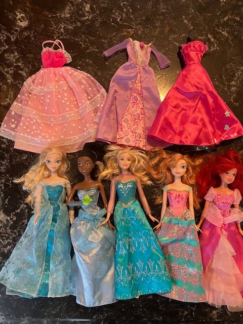 Barbie Lot of 5 Fairy-Tale Doll Princesses 1 Dress Holder & 8 Dresses 11" Tall