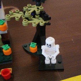 LEGO Trick or Treat 40122 Halloween Seasonal Set 133 pcs with Instructions