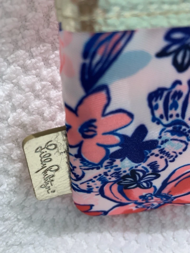Muñequera Lily Pulitzer con cremallera superior detalles en oro rosa, blanco y azul Foto 3 de 4
