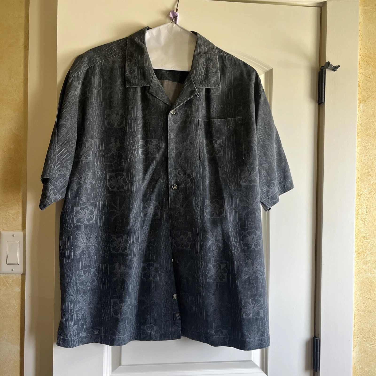 Tommy Bahama 100% Silk Camp Shirt Men’s XL Black Button Up Casual