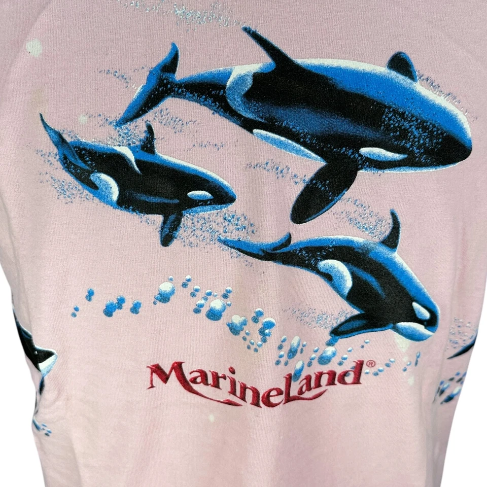 Camiseta Masculina Vintage Marineland Grande Rosa Gráfica Envolvente Orca Baleia Peixe - Imagem 2 de 4