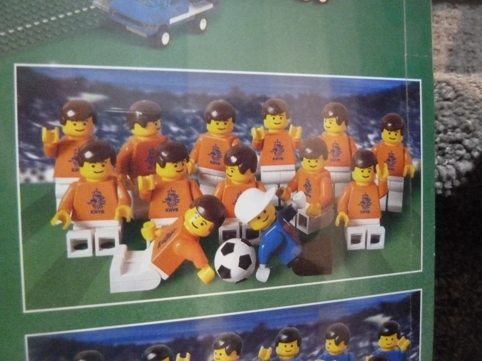 LEGO System World Cup Soccer 1998 Shell Stadium Netherlands Players, Field, etc - Image 3 of 4