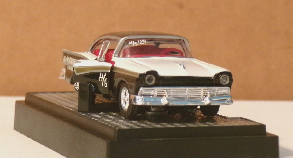 Ford Fairlane 500 1957... arrastre automático... garaje Bud Hawkins... máquinas M2... 1:64 Foto 3 de 4