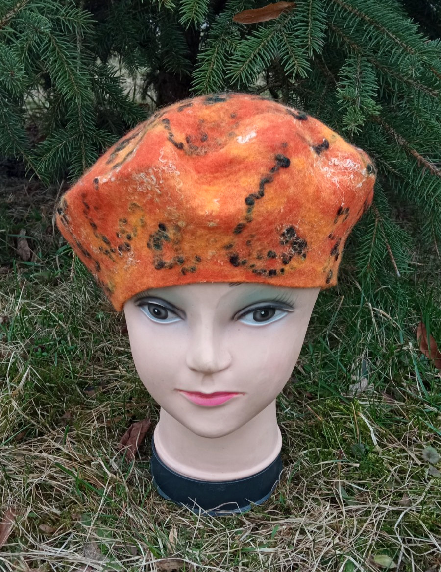 Boina de lana merino de fieltro naranja para mujer. Fieltro nuno delgado. Som...