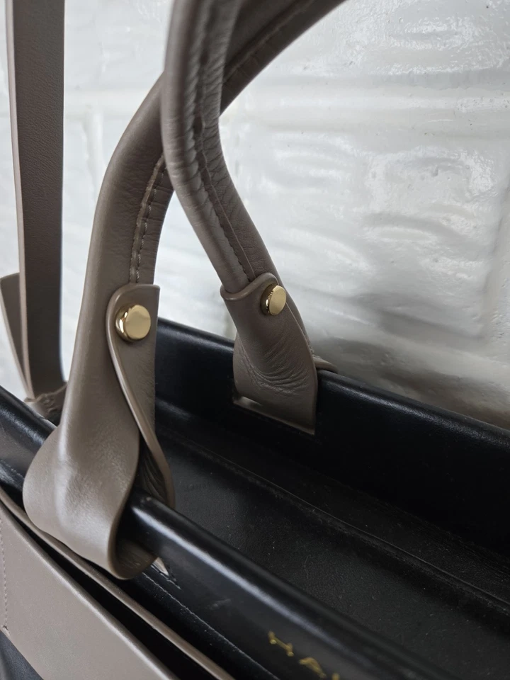 Cartera de mano bandolera de cuero negro/beige Halston Heritage Foto 4 de 4