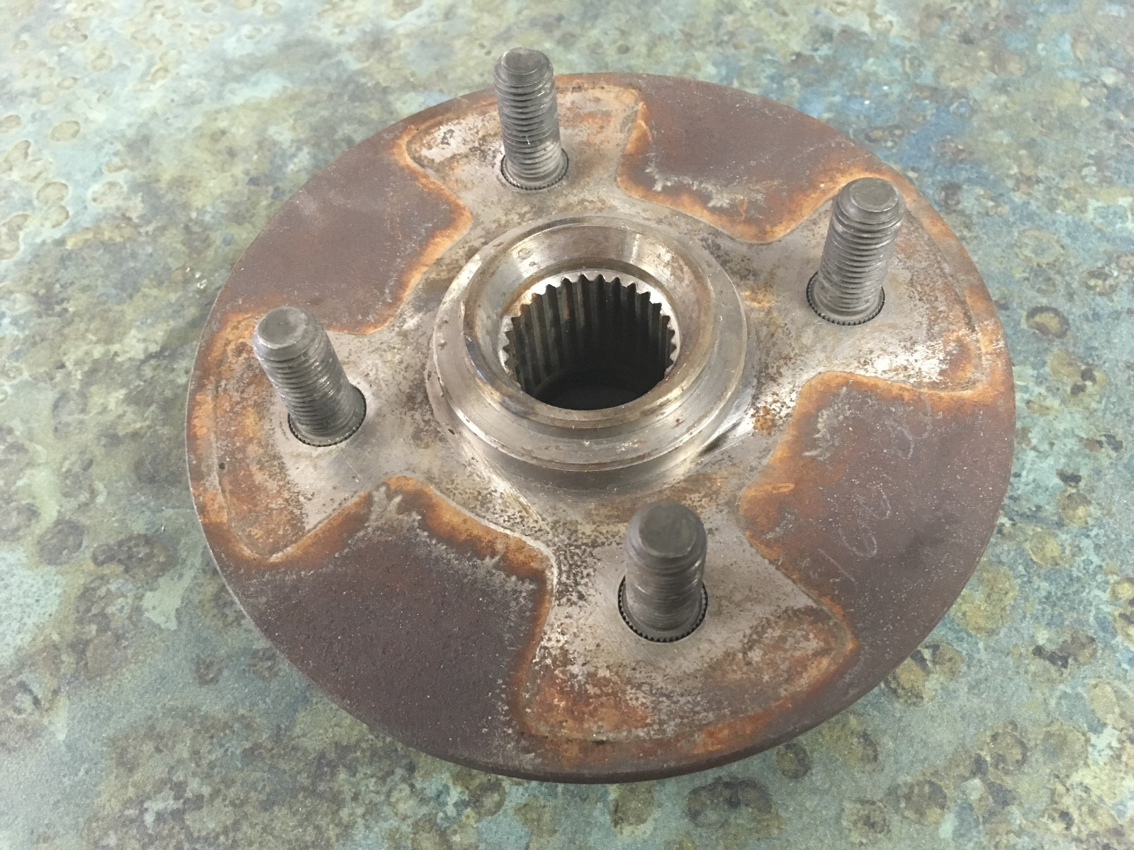 Lotus B079D4037F Esprit S2 rear wheel hub assy, used.