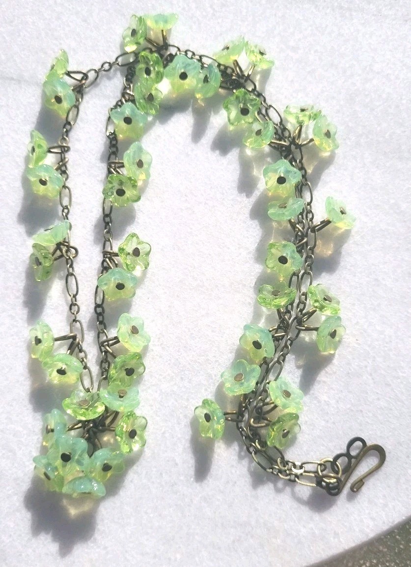 VINTAGE OPAL GREEN URANIUM GLASS FLOWER CLUSTER N… - image 6