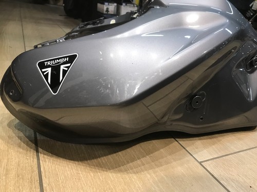 TRIUMPH TIGER 900 FUEL TANK IN GRAPHITE GREY USED VIN SPECIFIC SEE DESCRIPTION - Bild 5 von 7