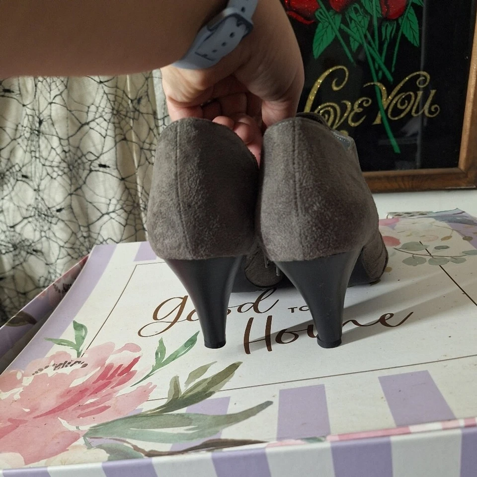 Laura Ashley gray ankle boots with heels size 7B - Image 4 of 4