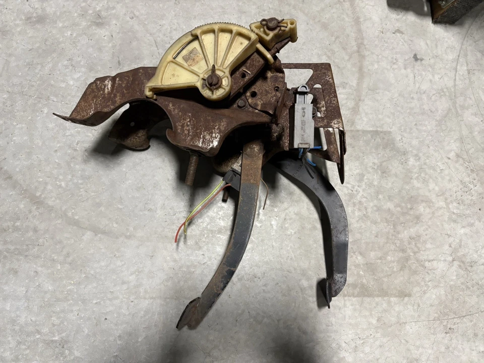 Conjunto de pedal de freno de embrague manual Ford Mustang 1979-1993 5 velocidades T-5 OEM Foto 2 de 2