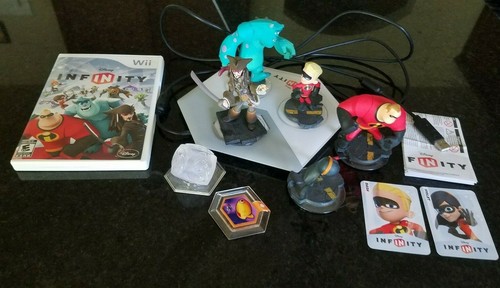 Disney Infinity 1.0 with base + 5 characters, 1 playset, and 1 power disc. - Picture 8 of 8