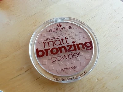 Essence sun club Matt bronzing powder Lighter skin 01 Natural - Bild 1 von 2