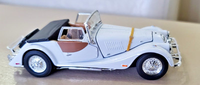Weißes 1:43 Morgan Plus 8 Cabrio offenes Verdeck absolut top 9 cm lang