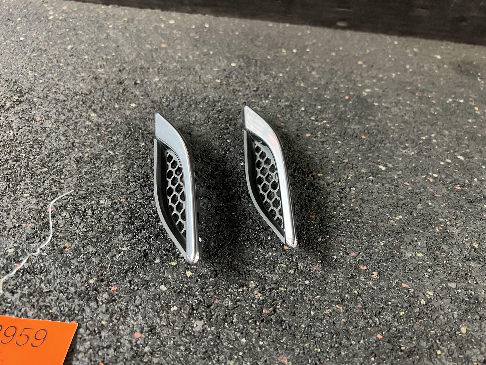 14-17 MASERATI GHIBLI FRONT FENDER VENT GRILL TRIM ONLY 2 OF 3 PIECES
