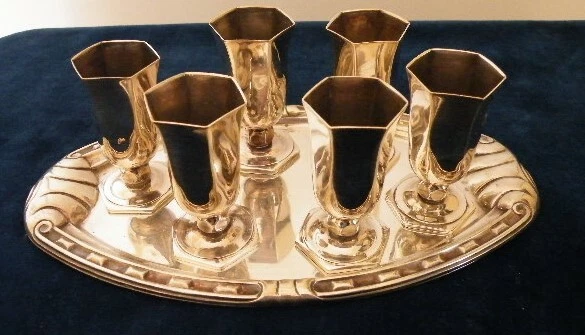 Joli ancien Service à VODKA , LIQUEUR .Plateau et 6 verres Métal argenté - Photo 4/4
