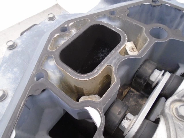 CARCASA DE ESCAPE CARCASA SUPERIOR fueraborda Yamaha 4 tiempos 250 hp usada VF250LA 250 hp Foto 3 de 4