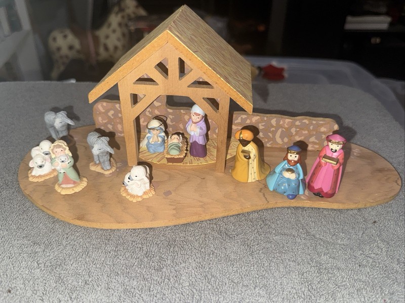 Hallmark Mini Merry Miniature Nativity Stable & 11 Figures 1988 Vintage