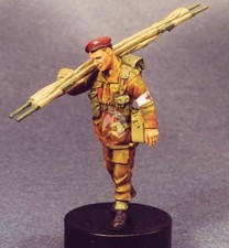 Resicast 1/35 British Paratrooper Medic Walking w/Stretcher on Shoulder 355543