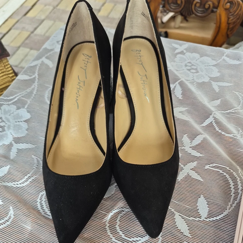 Bomba de gamuza Betsey Johnson Paige tachonada tacón bloque punta puntiaguda negra talla 6,5 Foto 3 de 4