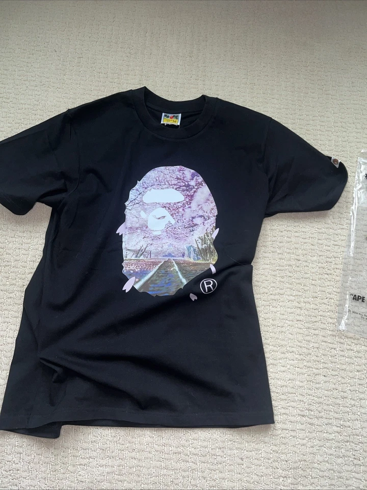 Camiseta Bape Sakura Negra Mediana SS23 Foto 2 de 4