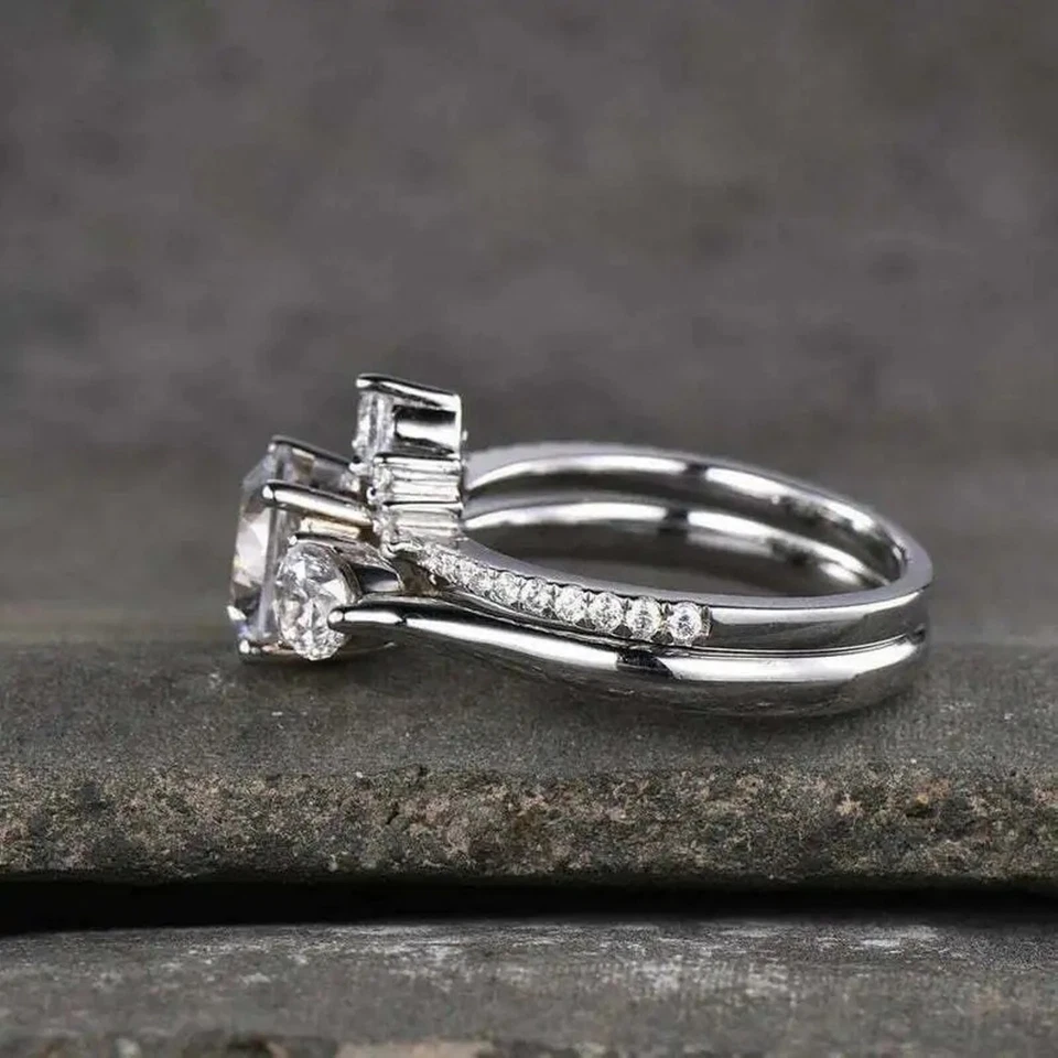 Juego de anillos de boda de moissanita VVS1 de corte redondo de 2,00 quilates enchapados en oro blanco de 14 quilates Foto 2 de 4