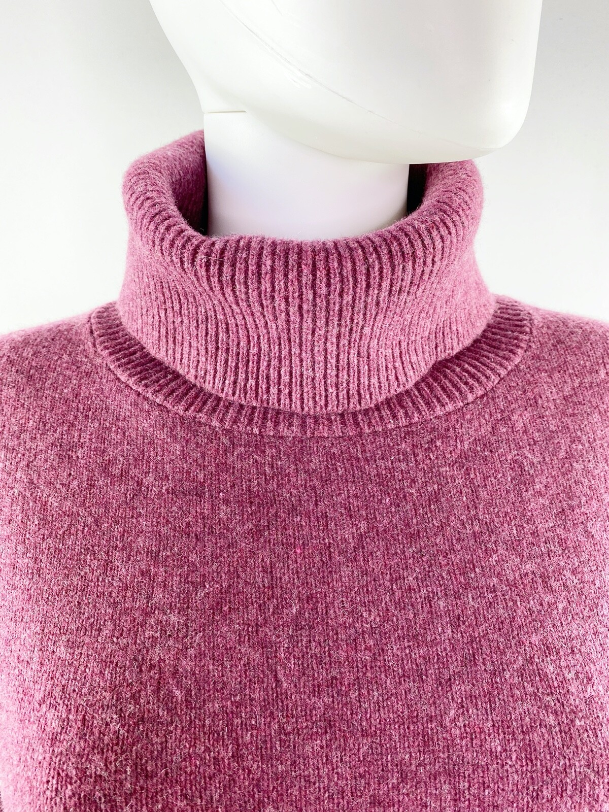uniqlo red turtleneck