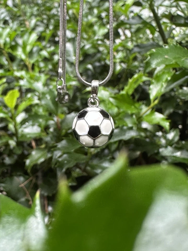 "Collar colgante de voleibol 3D hecho con cristales de Swarovski cadena de 16"" incluida" Foto 4 de 4