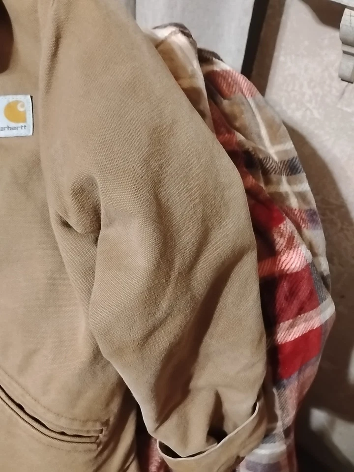 CHAQUETA AISLANTE FORRADA EDREDÓN MARRÓN ROJO 10 BRN DE COLECCIÓN CARHARTT DETROIT Y20 BRN Youth Foto 4 de 4