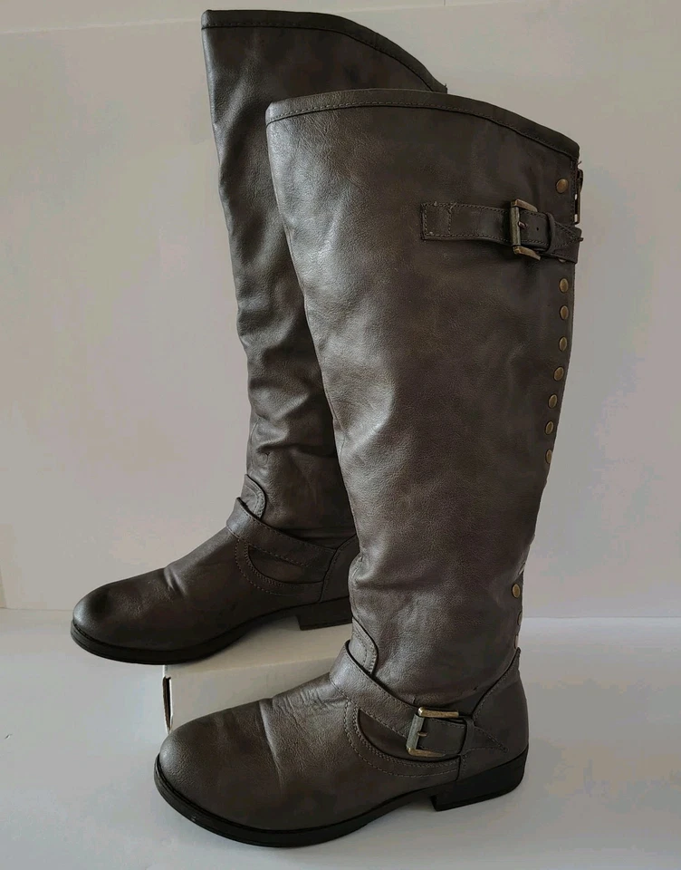 Botas hasta la rodilla Journee para mujer 9 tachuelas cremallera hebilla montar Boho Moto Y2K Foto 2 de 4