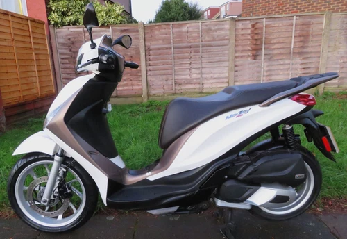 Piaggio MEDLEY 125 71 reg White 22 model 7000 miles Learner - Big wheel Scooter