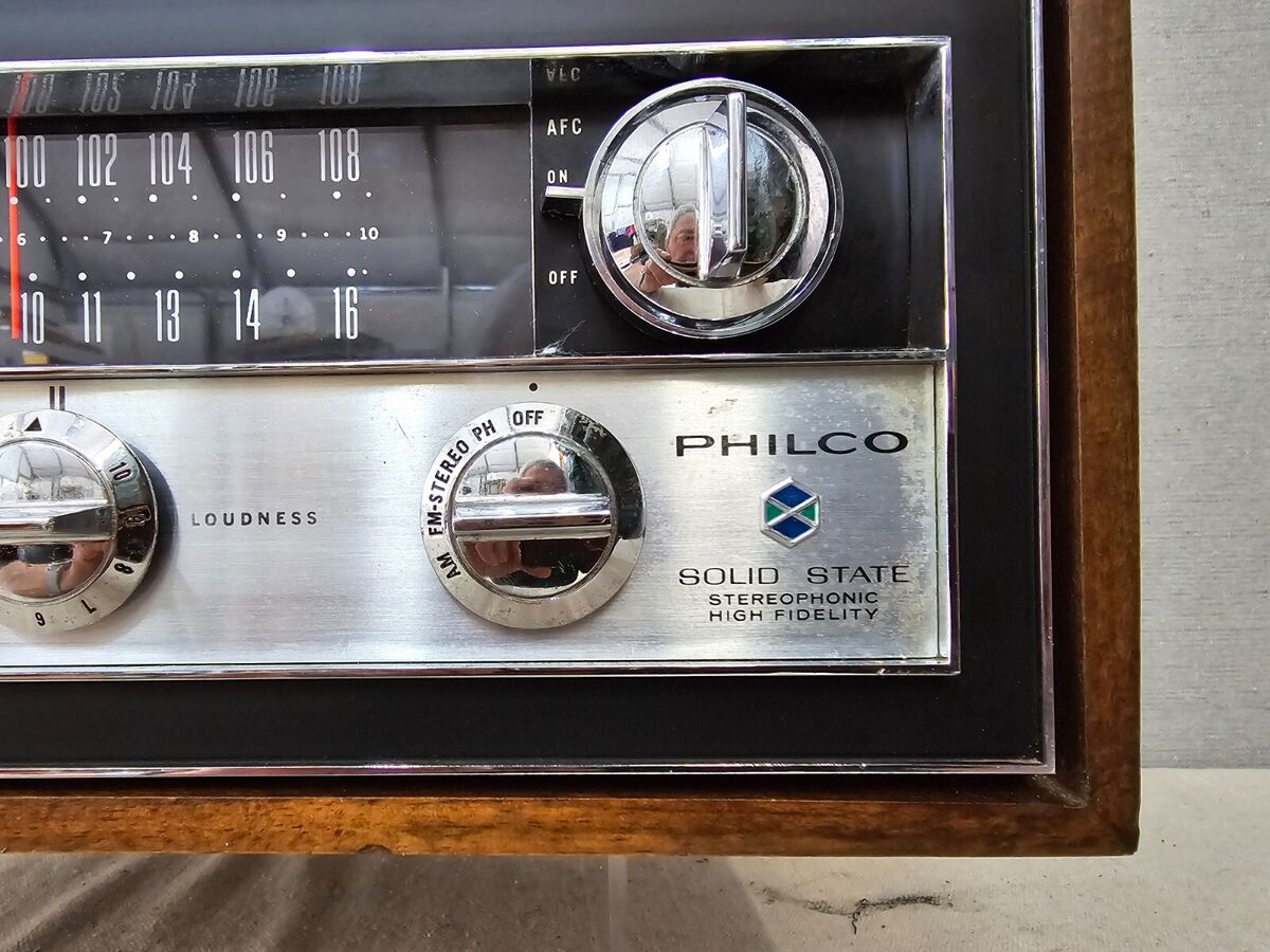 Vintage 1970's Philco Model Q-7WA/T AM/FM Radio - Wood Vintage 1970's Philco Model Q-7WA/T AM/FM Radio - Wood