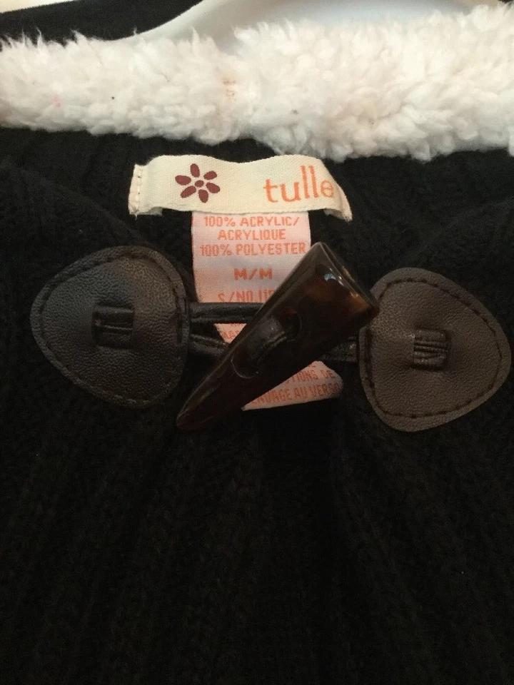 Poncho com capuz de tule preto costela malha, tamanho médio - Imagem 3 de 4