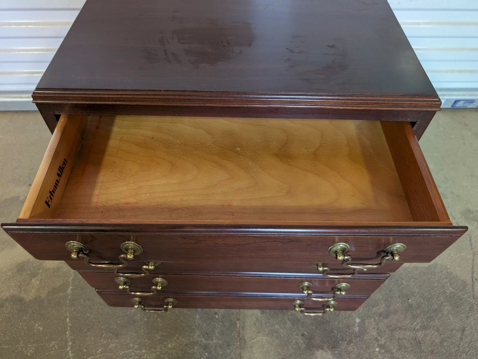 Cofre de soltero de madera de cerezo Ethan Allen  Foto 3 de 4