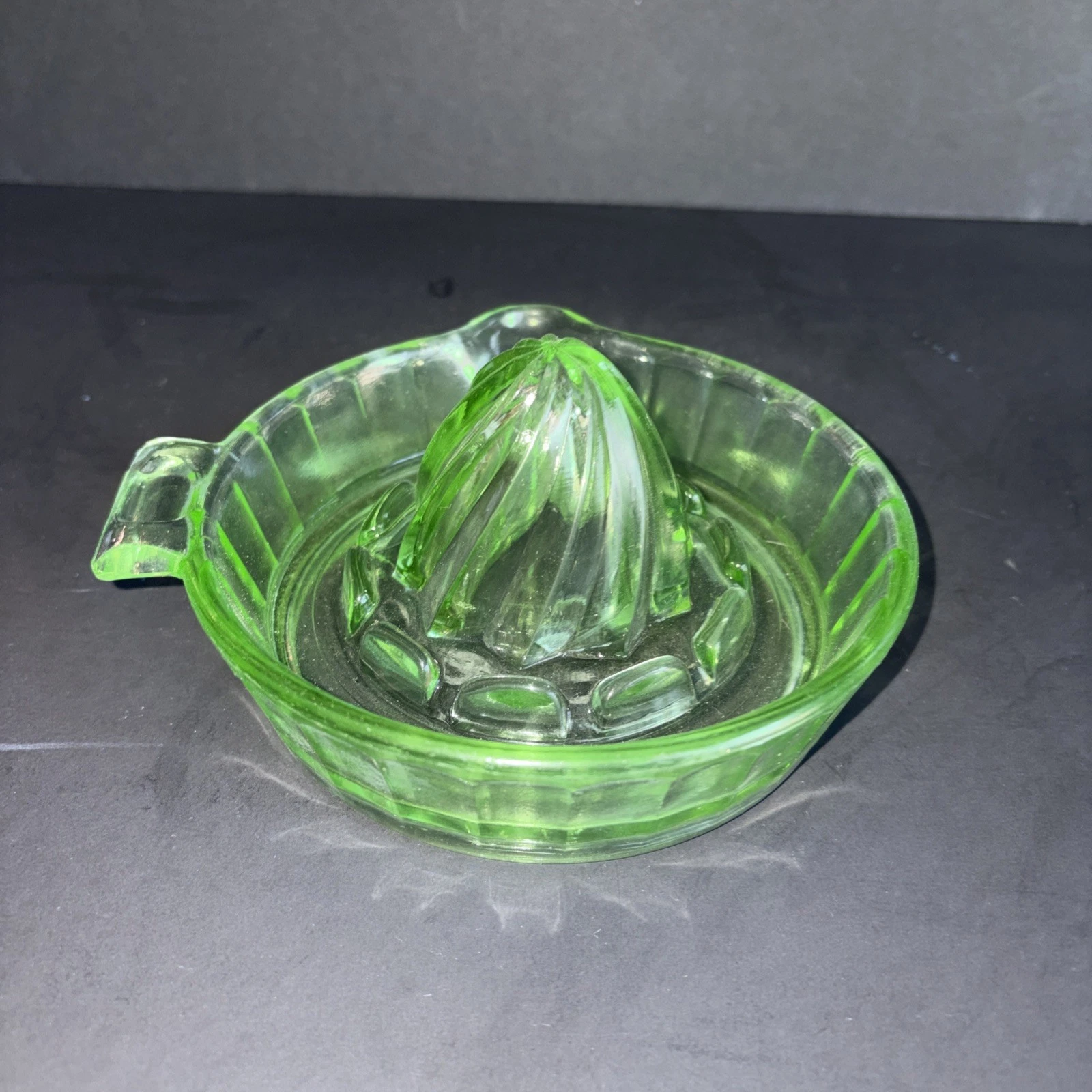 VTG-Green Glass Citrus Juicer( Wc)