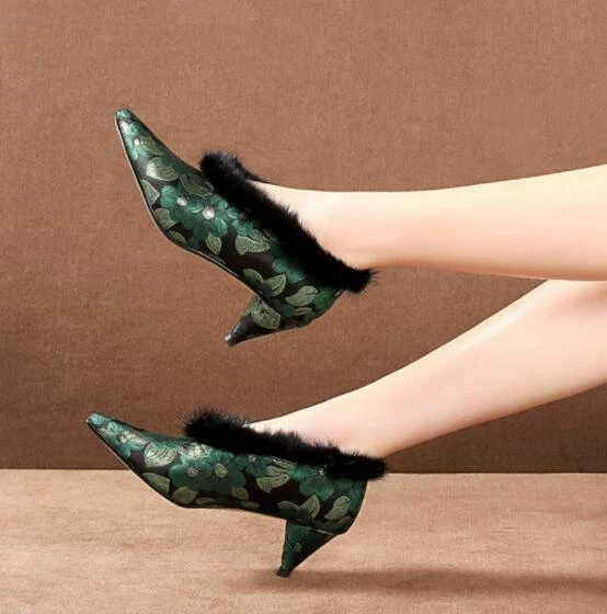 Zapatos de salón para mujer Cheongsam bordados en punta boca en V botas al tobillo zapatos de piel Foto 4 de 4