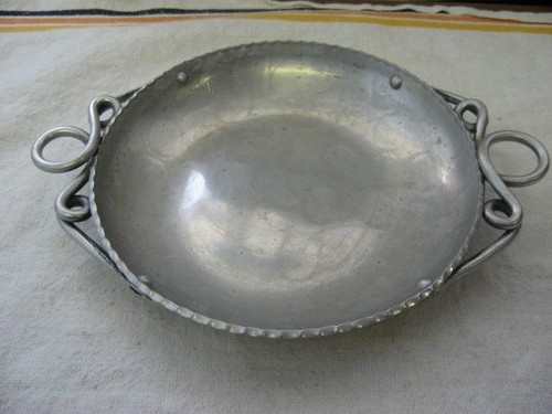 Antike Vintage gehämmerte Aluminium Schüssel Schale mit schönen Griffen ~ 6,25" Durchmesser ~