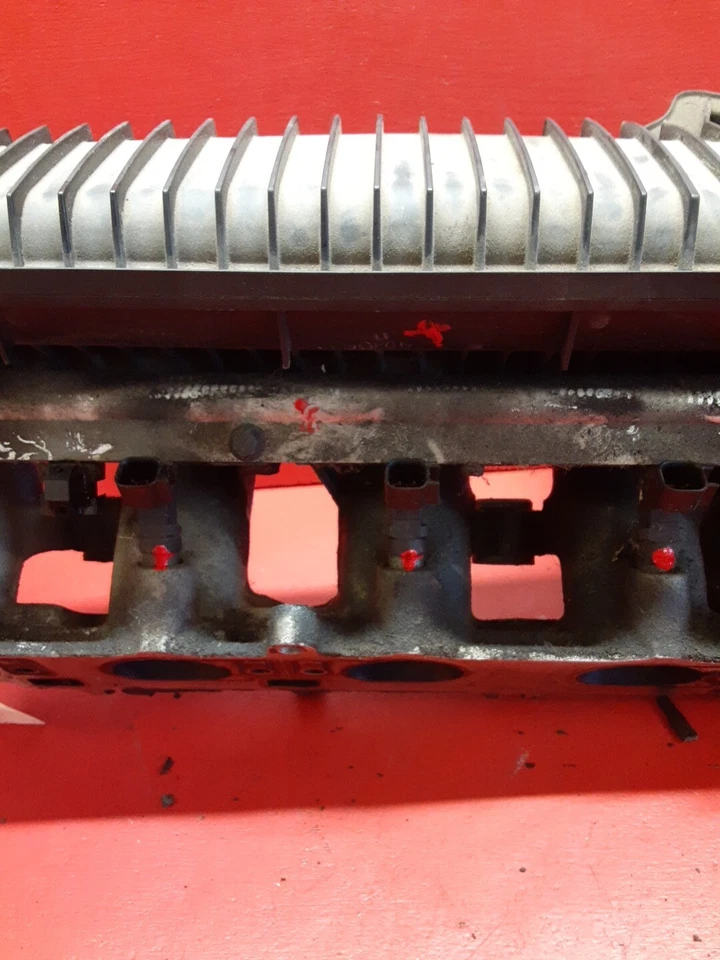 Впускной коллектор 2005 - 2016 Volvo V50 2,5 л с топливной рампой с инжекторами 31338645 - Изображение 3 из 4