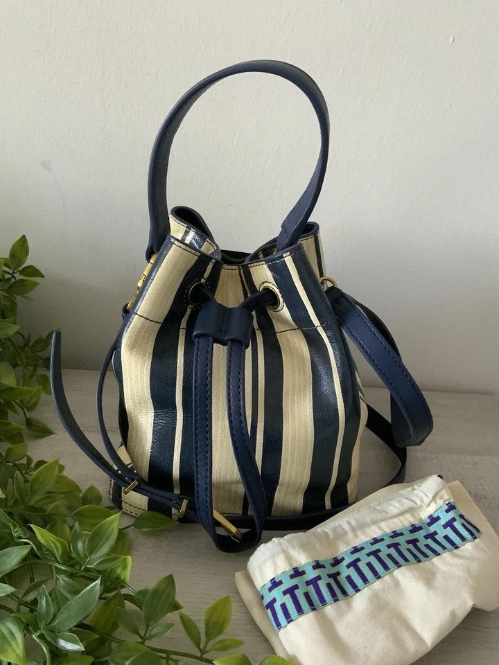BOLSA TIRACOLO BALDE LISTRADO PINTADA TORY BURCH NOVA COM ETIQUETAS