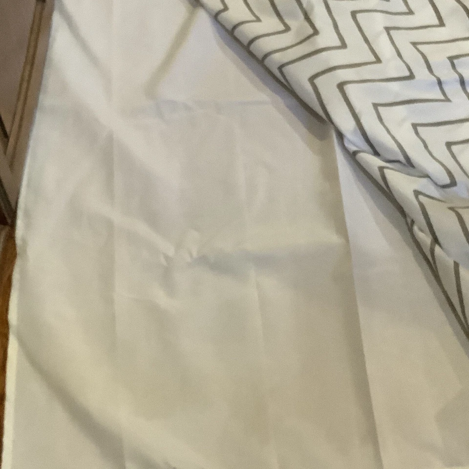 Cortina de ducha y forro Inter Design con ganchos de ducha Chevron dorado blanco Foto 3 de 4