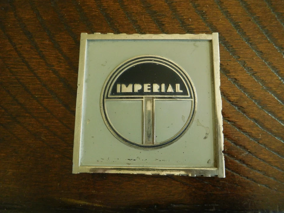 Chrysler Imperial Emblem 1937 1938 1939 Airflow Royal DPCD nombre tablero central Foto 3 de 4