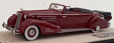 Briefmarken Modelle 1934 Cadillac 452D V16 Victoria Cabrio Coupe. Weinrot