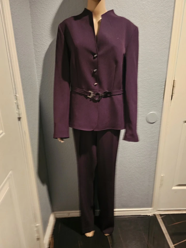 Tahari Arthur S. Levine - Pantalón y Traje - Talla 16 - Color Ciruela pit to pit 22 Foto 2 de 4