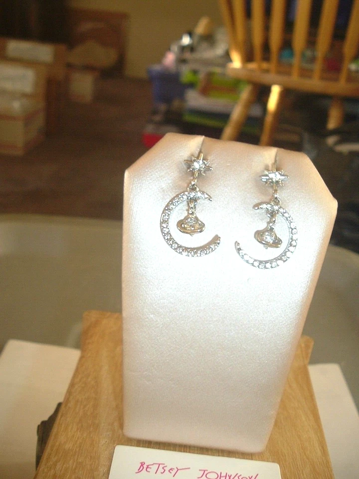 PENDIENTES PERFORADOS CELESTIALES ESTRELLAS LUNAS Colgantes SATURN Betsey Johnson Foto 3 de 4