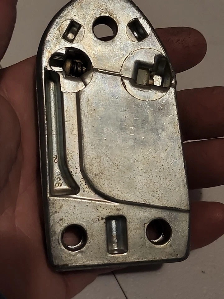 Chevrolet Corvette 1956 1957 1958 1959 1960 1961 pestillo placa de golpe diestro GM nuevo de Lote Antiguo Foto 3 de 3