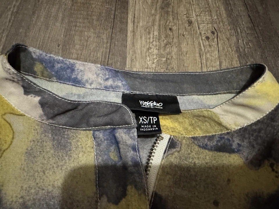 Blusa para mujer Mossimo XS semi transparente cremallera Henly manga larga camuflada verde tostado Foto 2 de 4