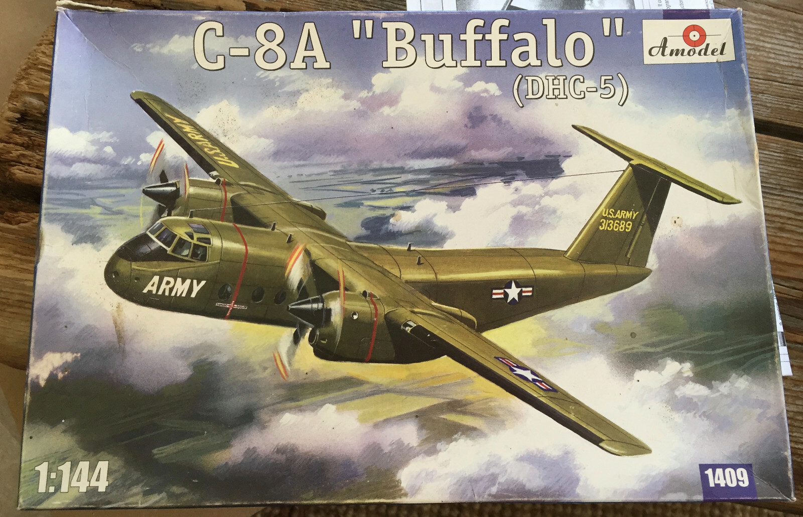 Maquette avion militaire C-8A DHC-5 ARMY AMODEL 1409 pour collectionneur 1/144 plastique
